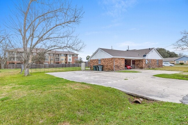 Building Photo - 1412 W McNeese St