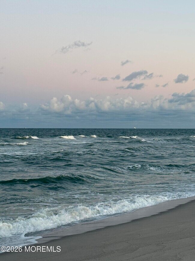 Building Photo - 165 Sunset Ln