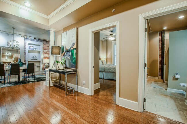 Building Photo - 612 Center St