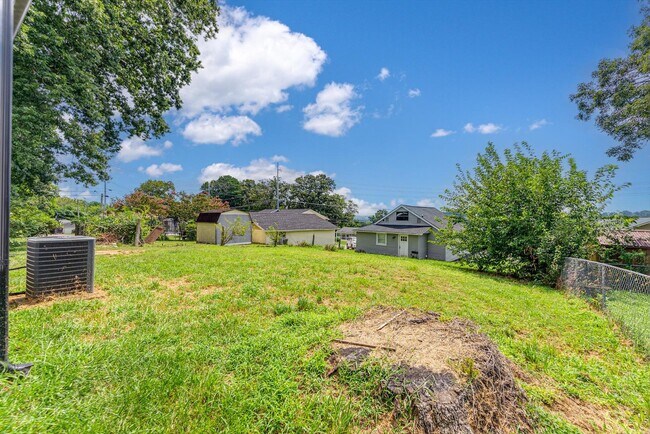 Building Photo - 5004 Knoxwood Dr