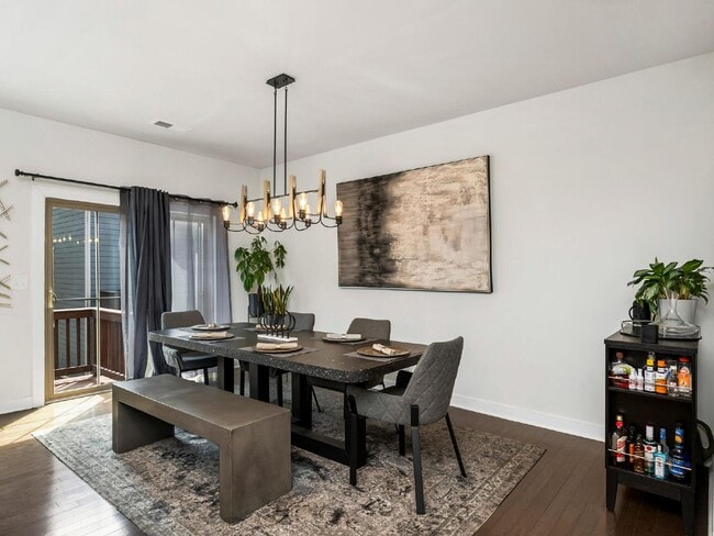 Building Photo - End unit townhome just minutes from uptown!!