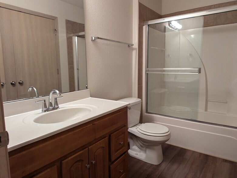 Full hall bath - 205 W Nicholas Dr