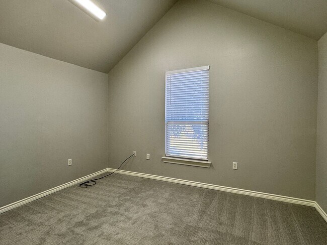 Building Photo - 627 W 2nd St