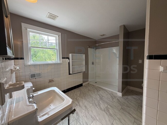 Building Photo - 3925 Rosewood Dr