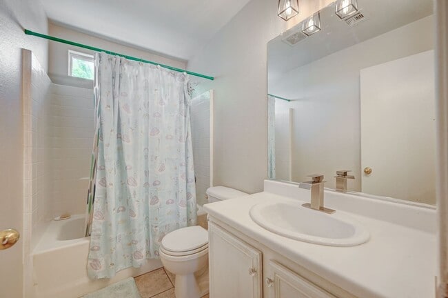 Building Photo - Beautiful 3 Bedroom Home!