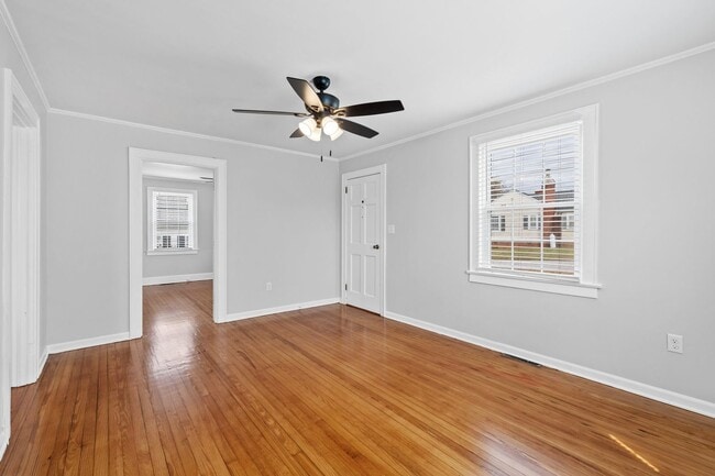 Building Photo - 2 Bedroom 1 Bath Within Walking Distance t...