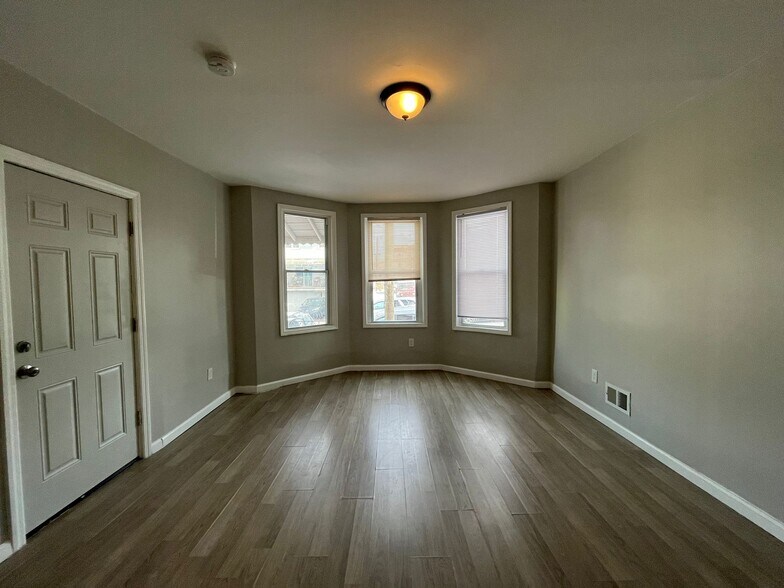 Building Photo - 197 Gates Ave