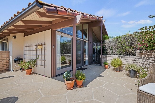 Building Photo - Beautifully updated two bedroom two bath in the heart of Santa Barbara!