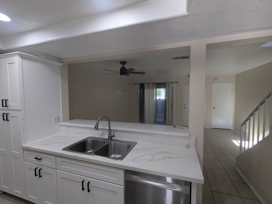 Building Photo - 1460 Kendall Dr