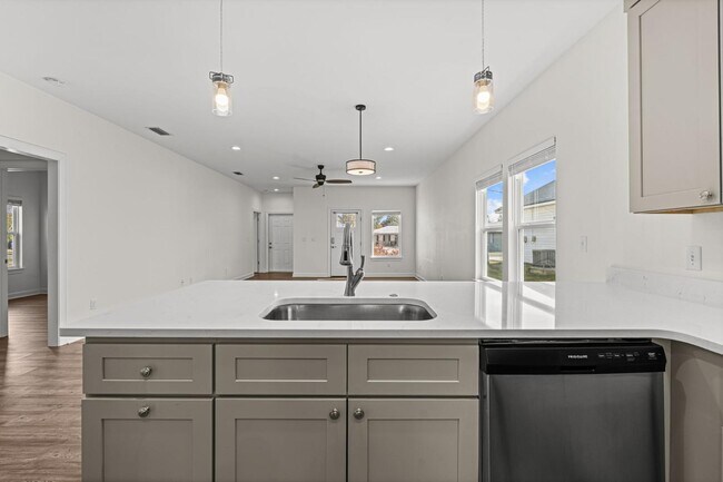 Building Photo - 2811 N Panama Ave