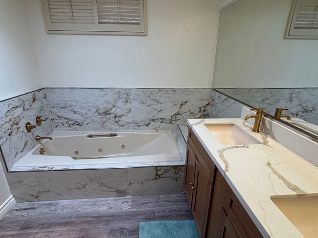 Building Photo - Remodelled Two Bedroom Condo with Ocean Views for Days!