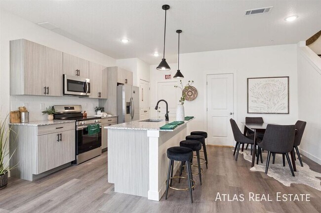 Building Photo - 633 Leland Aly