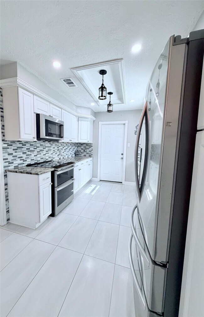 Building Photo - 6610 La Puente Dr