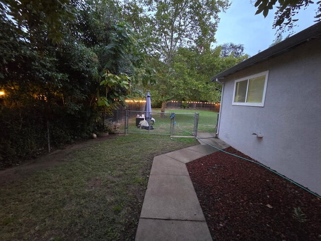 Building Photo - 3 bed 1 bath Duplex with garage and privat...