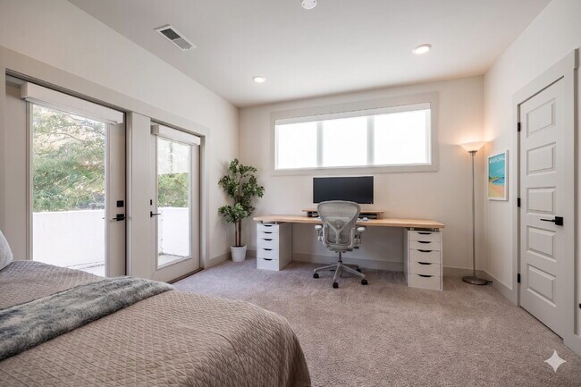 Building Photo - Luxury Living with amazing views!