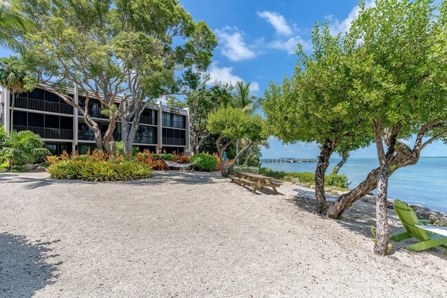 Building Photo - The Keys Living