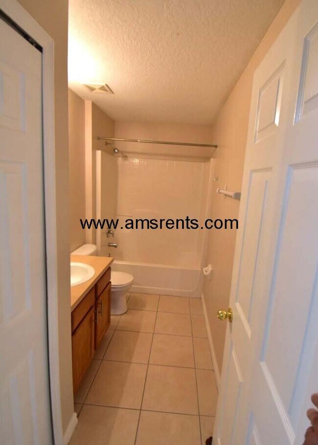 Building Photo - Spacious 3 bedroom 2 bath in Poinciana