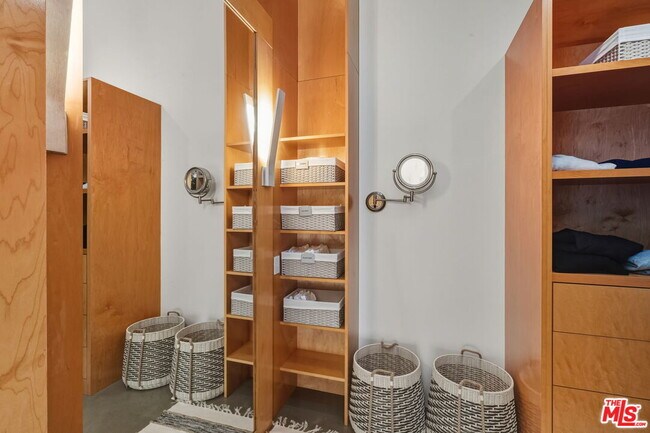 Building Photo - 1849 Fox Hills Dr