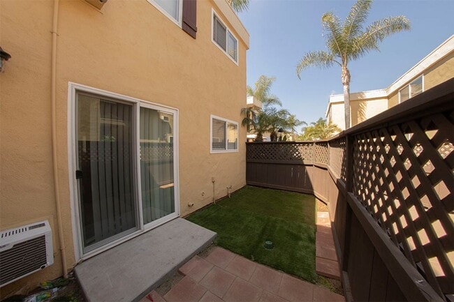 Building Photo - 2BR/1BA Clairemont Condo Freshly Painted, New Vinyl Plank Flooring Throughout Patio, 1 Parking Space