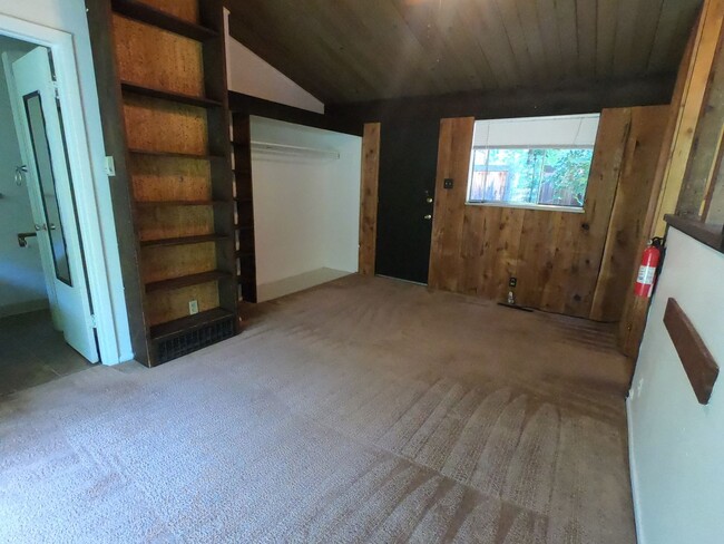 Building Photo - Quaint Studio On West Side of The Hill