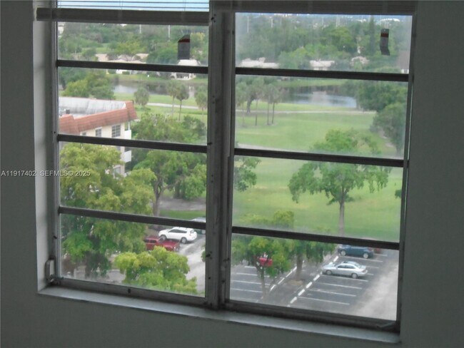 Building Photo - 4174 Inverrary Dr