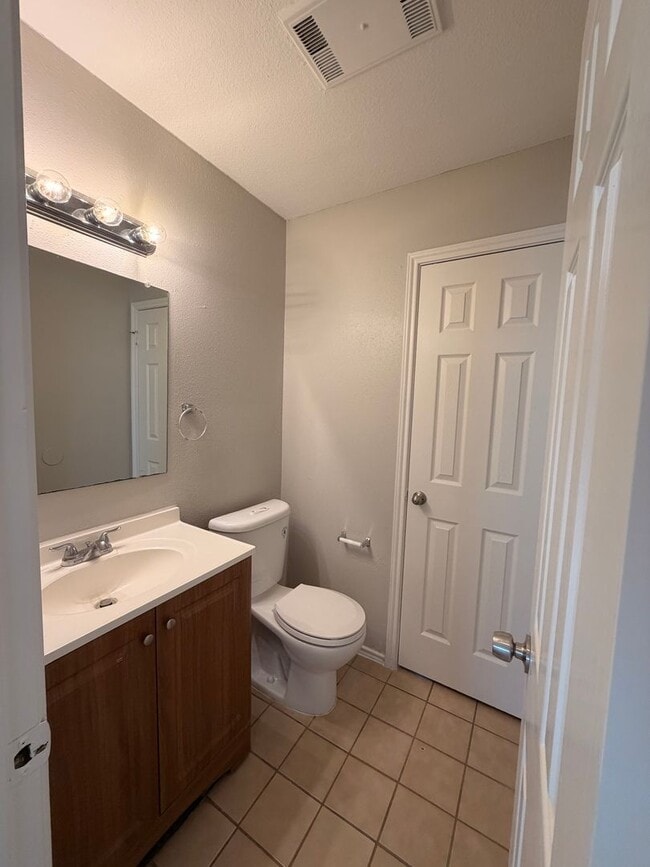 Building Photo - OPEN 3 BR W/ MASTER DOWN*STAINLESS STEEL A...