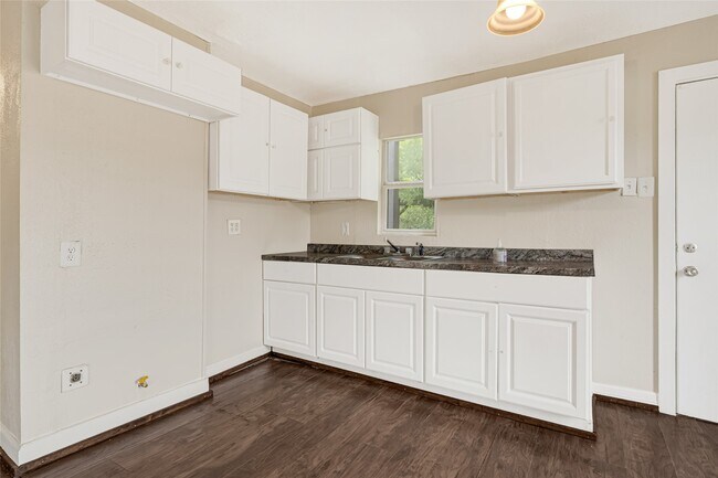 Building Photo - 7526 Bywood St