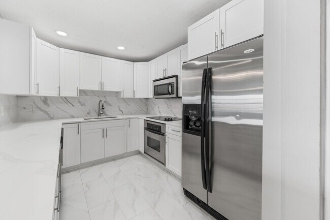 Building Photo - 1502 S Lakeside Dr