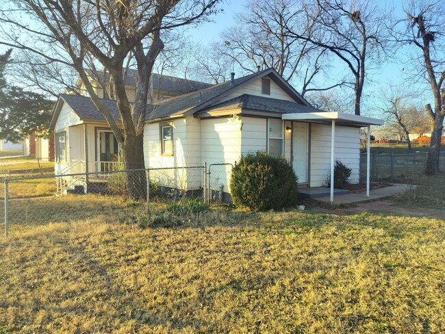 Building Photo - 2 bed 1 bath house with central heat and a...