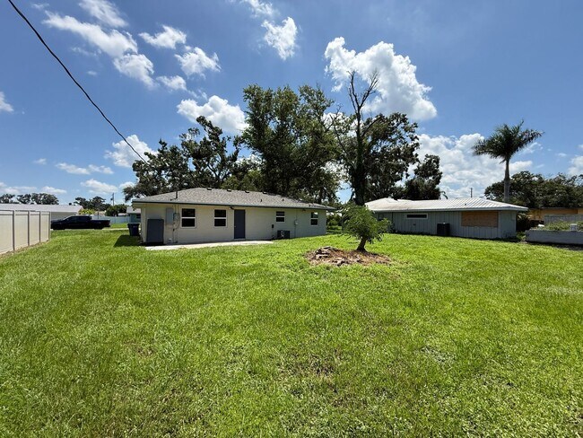 Building Photo - 3 Bedroom 2 Bath Single Family Home