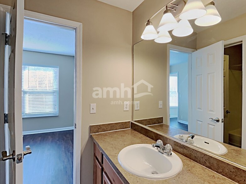 Building Photo - 4568 Hawthorn Dr