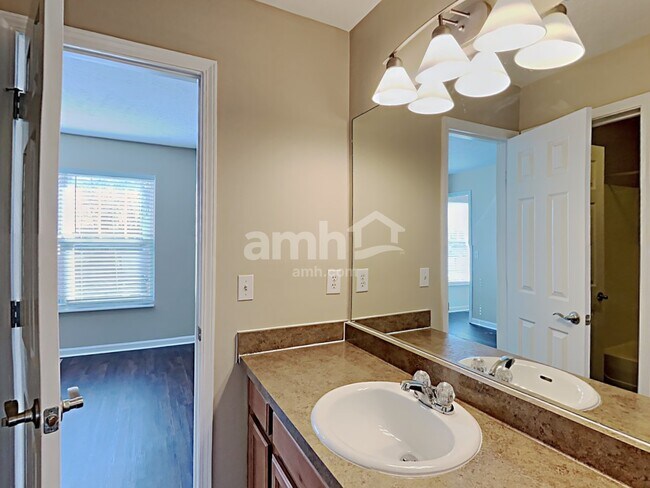 Building Photo - 4568 Hawthorn Dr