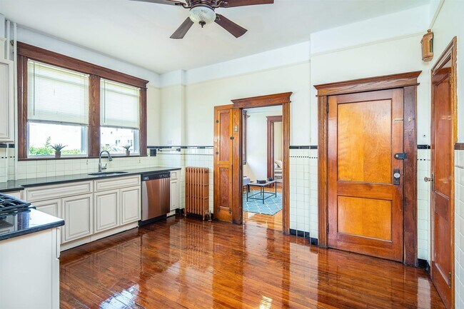 Building Photo - 6415 Bergenwood Ave