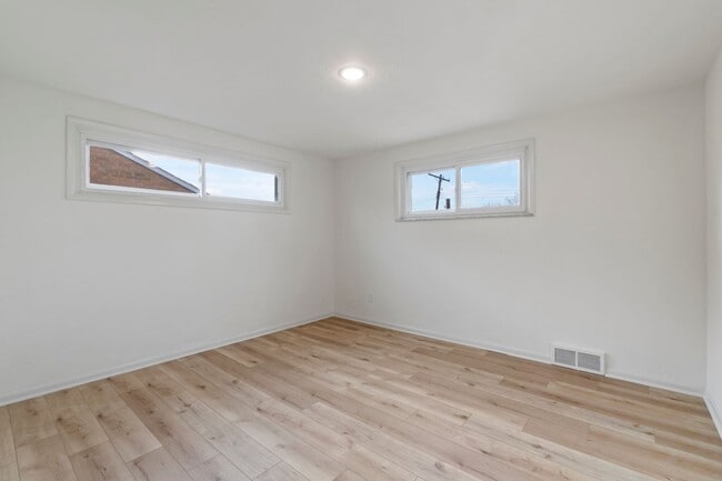 Building Photo - READY NOW! Fully RENOVATED 3 bedroom in SCOTT TOWNSHIP!