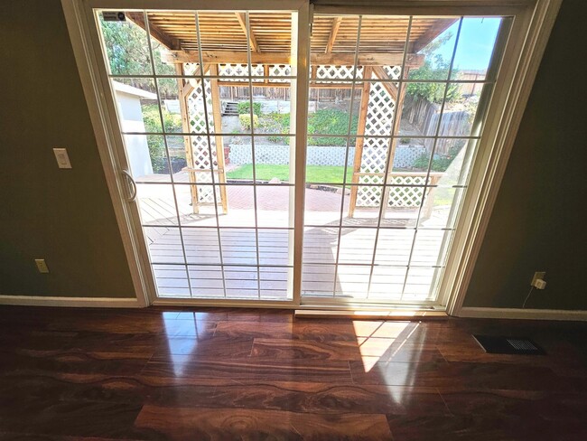 Building Photo - Beatifully updated 3 bedroom, 2 bath home ...