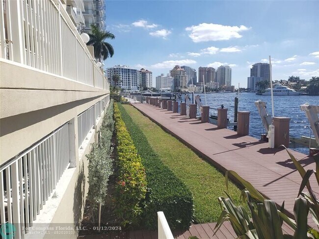 Building Photo - 511 Bayshore Dr