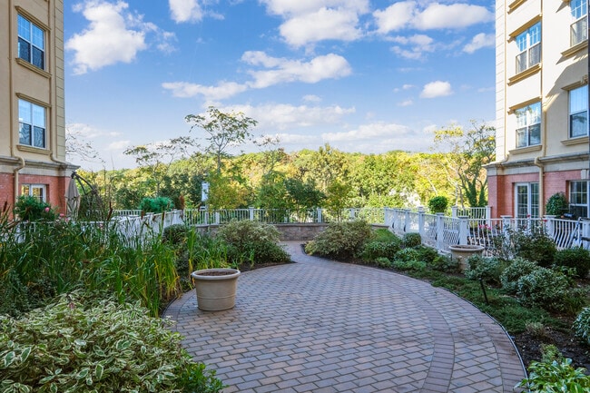 Building Photo - 10 Byron Pl