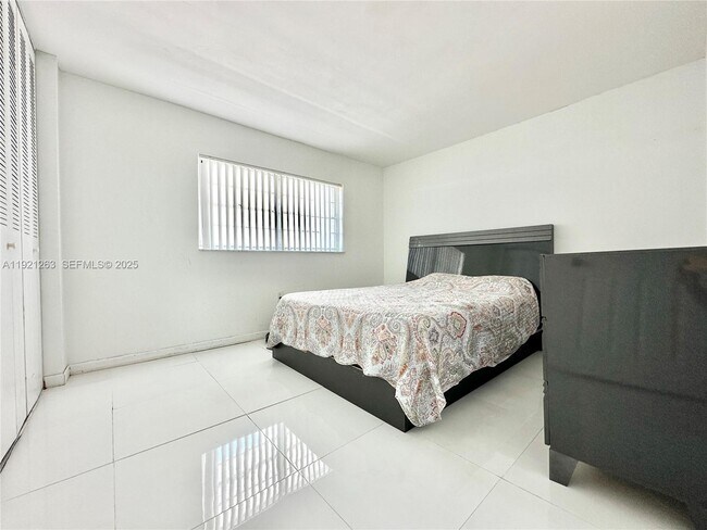 Building Photo - 4000 NE 170th St