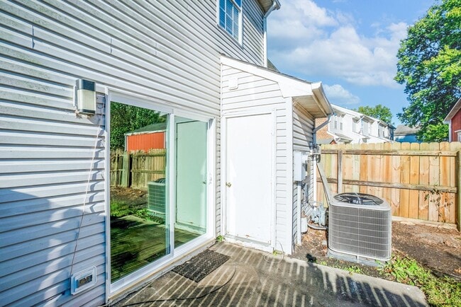 Building Photo - Open floor plan with 2 primary suites. Ava...