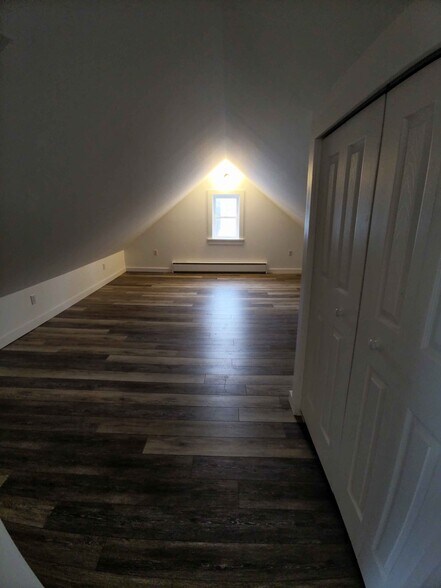 Style G1: 2 bedrooms / 1 bath, historic renovation, exposed beams and vaulted ceilings - 21 Depot St