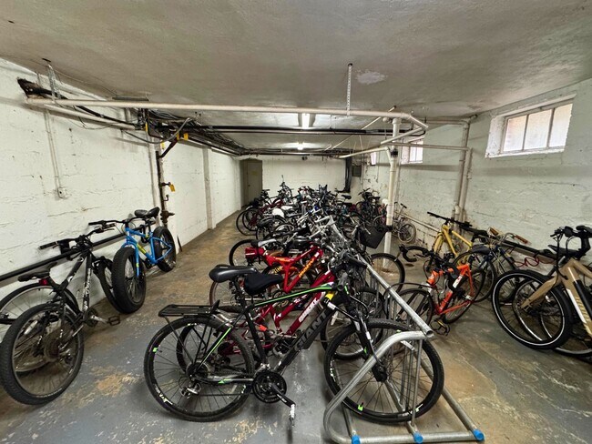 Building Photo - Modernized Fully Furnished 1BR, 1BA Condo at Arbors of Arlington