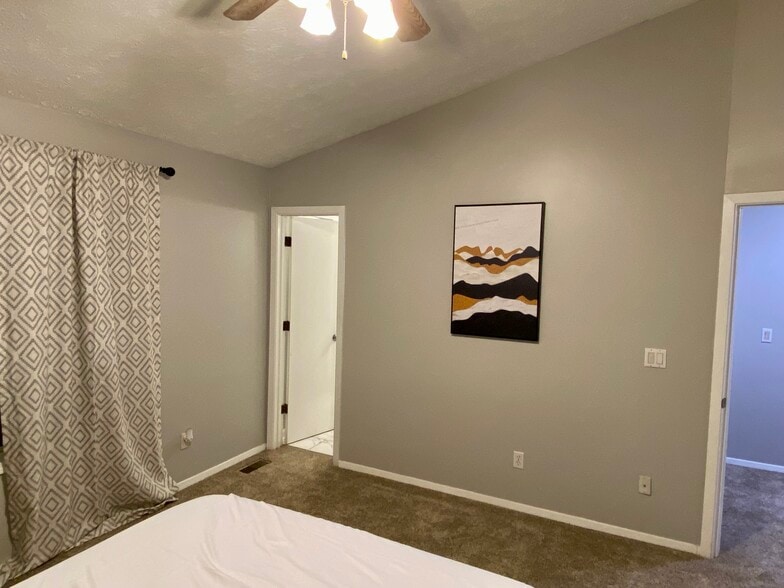 Building Photo - 5743 Wells Cir