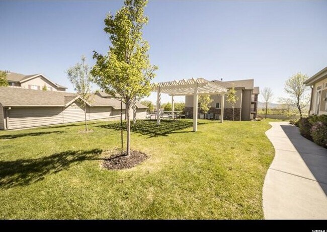 Building Photo - Beautiful Ground Floor 3-Bed 2-Bath Condo ...