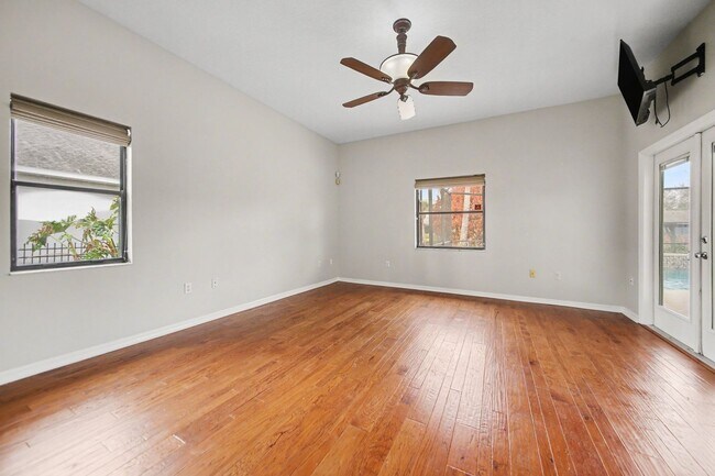 Building Photo - Canal front home!