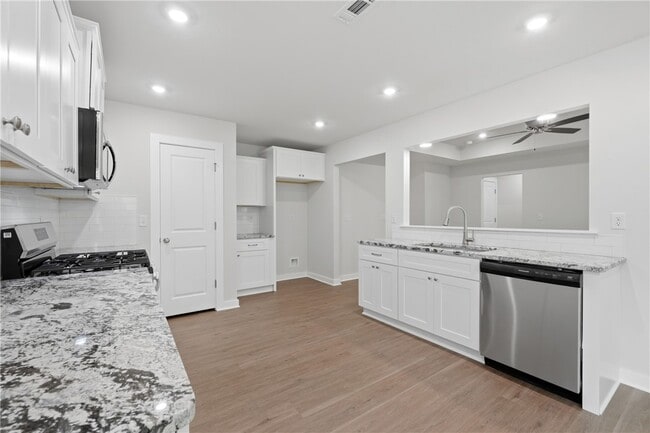 Building Photo - 1313 Valley Dr