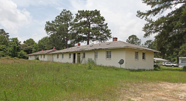 Building Photo - Pine Villa Apartments