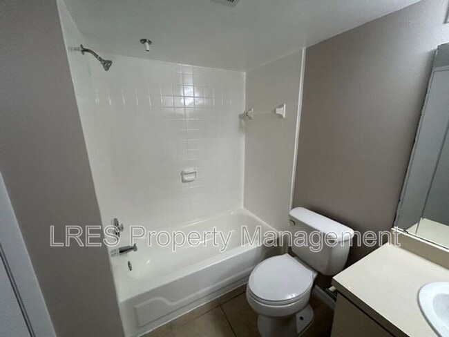 Building Photo - 380 Lakepointe Dr