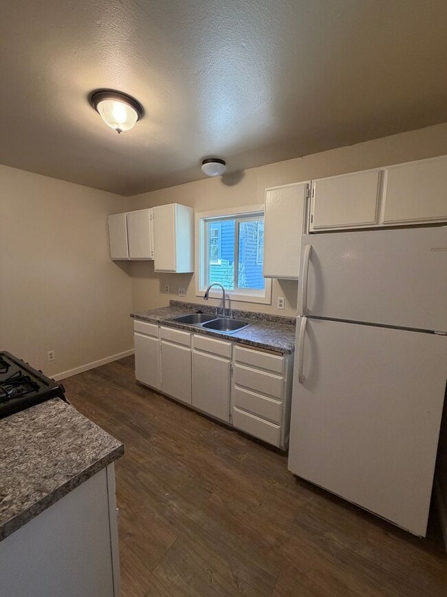 Building Photo - 2.2. miles to Sky Lakes Medical Center and Oregon Institute of Technology, 2bdrm 1 bath duplex