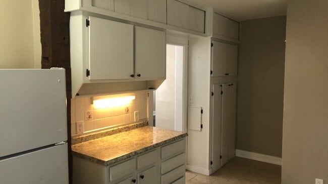 Building Photo - 211 Hadley Ave