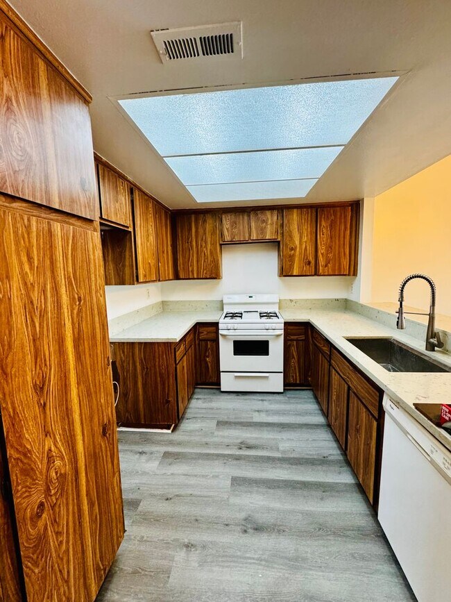 Building Photo - Spacious 3 Bedroom 2 Bath Condo in Hawaiian Gardens